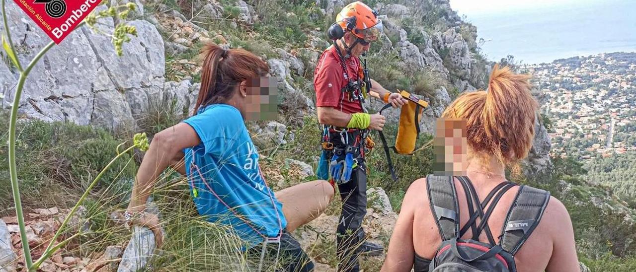 Las mujeres rescatadas, junto a efectivos de Bomberos.