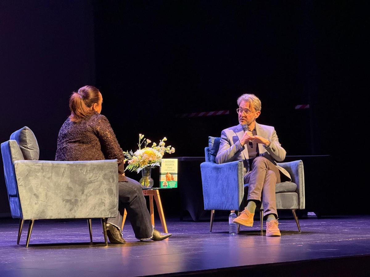 Máximo Huerta conversa con Eva García durante el acto del pasado viernes en el Auditorio de El Sauzal.