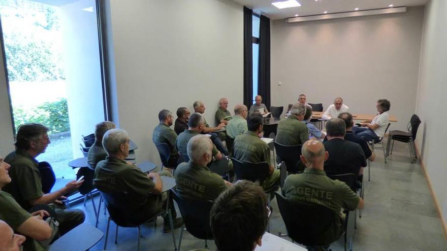 Los agentes del medio natural en la reunión de ayer en Cangas del Narcea, con Manuel Calvo, Benigno Fernández Fano y Luis Miguel Álvarez al fondo de la sala.