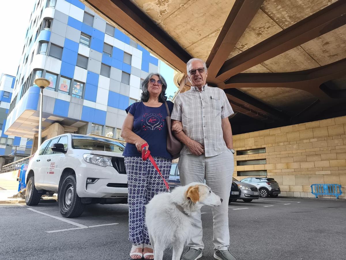 Tomás Rodríguez y María Soledad López, a las afueras de la estación con su perra