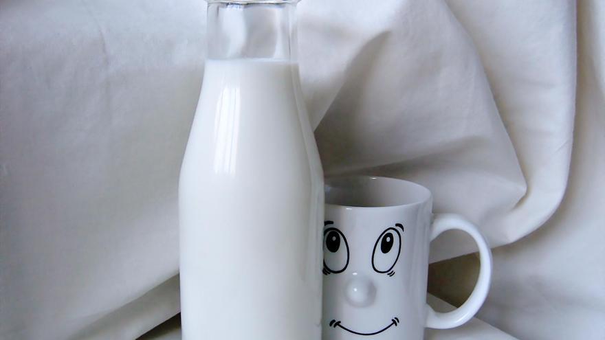 Por qué deberías tomar un vaso de leche antes de dormir todas las noches