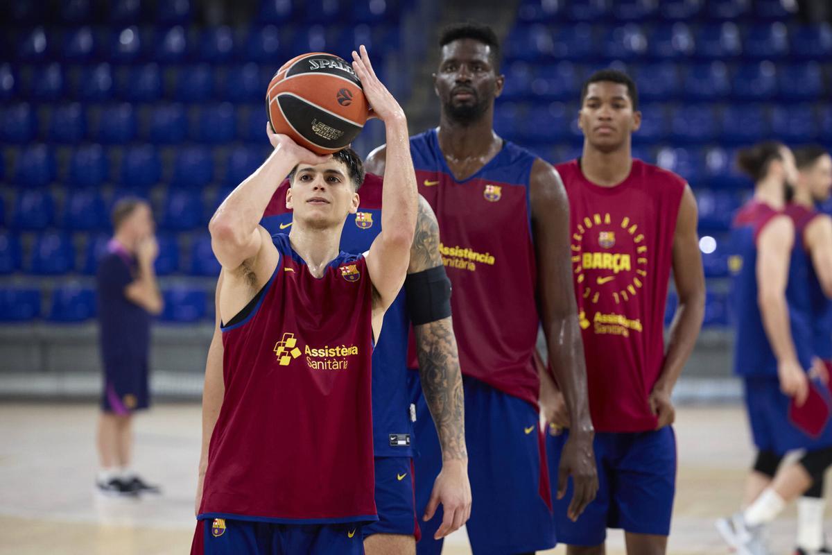 Marcos lanza unos tiros libres en un entrenamiento del Barça en el Palau.