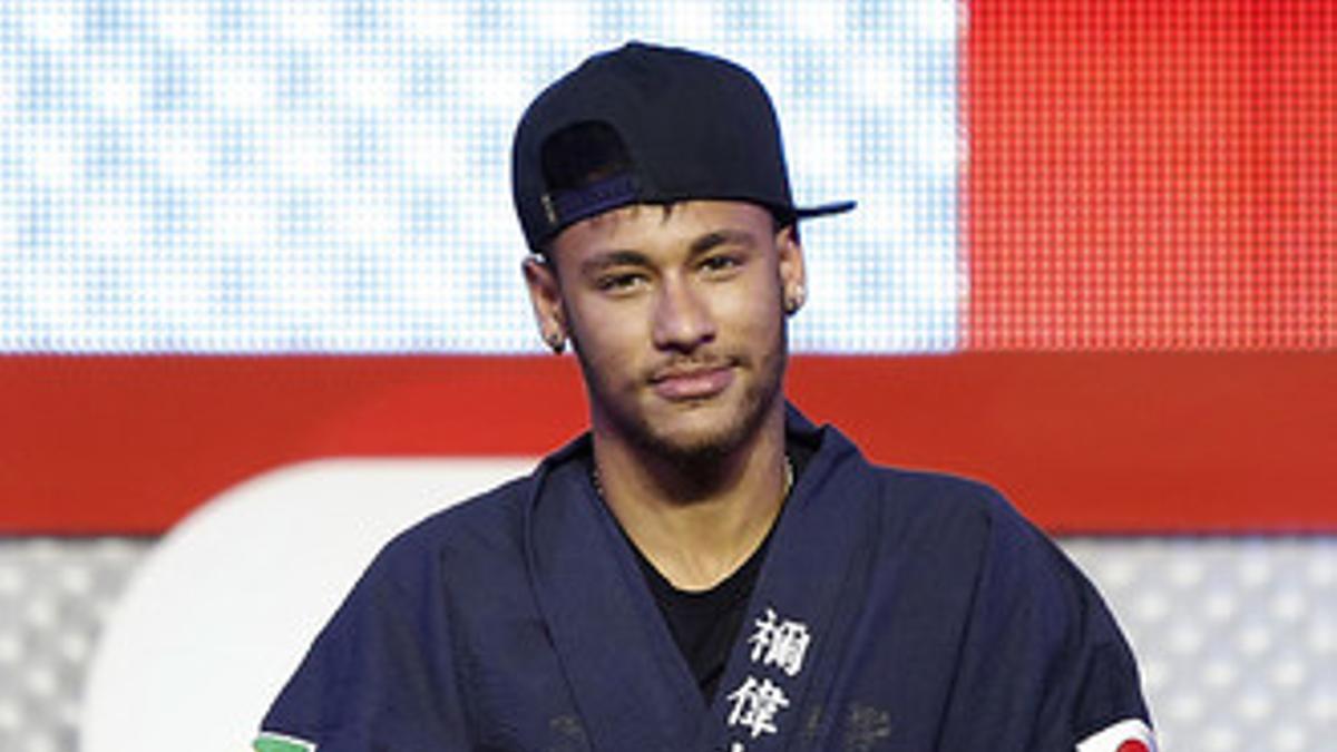 Neymar, vestido con un quimono en un acto publicitario en Tokio