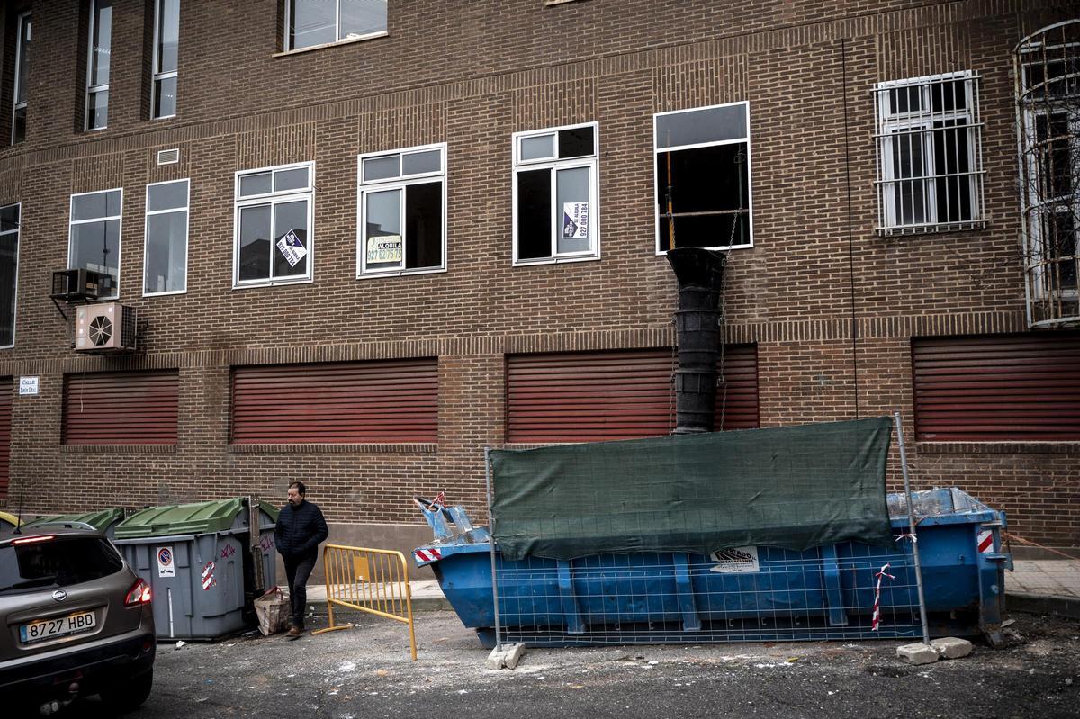 Los operarios continuar con las labores de desescombro en el inmueble.