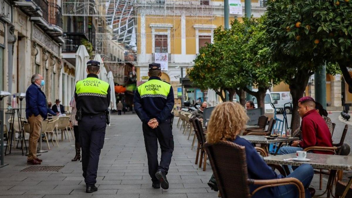 Dos policías locales en Badajoz.