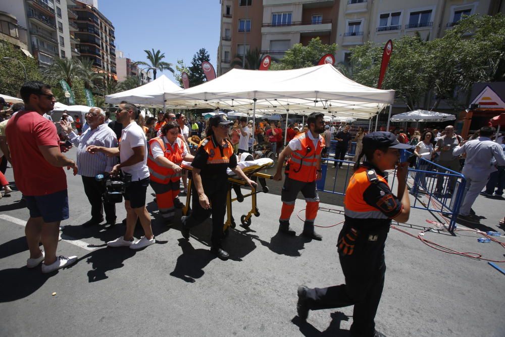 La mascletà de la pirotecnia valenciana Fuegos Artificiales del Mediterráneo hace retumbar la emblemática plaza con un disparo compacto con un potente final terrestre y aéreo