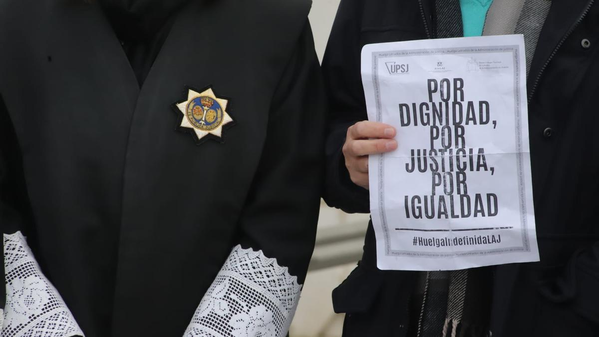 Carteles que han portado los letrados de la Administración de Justicia durante la concentración de este jueves en Córdoba.