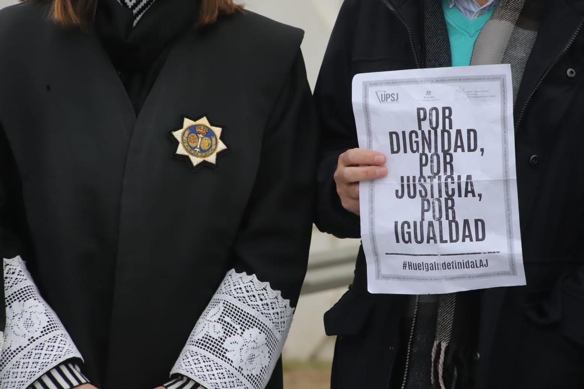 Carteles que han portado los letrados de la Administración de Justicia durante la concentración de este jueves en Córdoba.