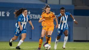 SANT ADRIÀ DE BESÓS (BARCELONA), 06/09/2024.- Las jugadoras del Espanyol Ainoa Campo (i) y Amanda Uju Mbadi (d) defienden a la centrocampista del Real Madrid Caroline Weir (i) durante el encuentro entre RCD Espanyol y Real Madrid de la primera jornada de la Liga F, este viernes en el estadio Ciudad Deportiva Dani Jarque de Sant Adrià de Besós (Barcelona). EFE/ Marta Pérez
