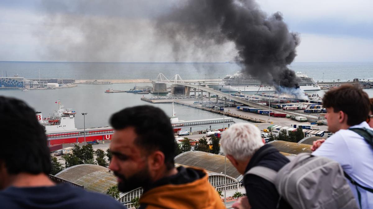 Controlado el incendio en el puerto de Barcelona, que quema contenedores de mercancías y ha levantado una gran columna de humo negro
