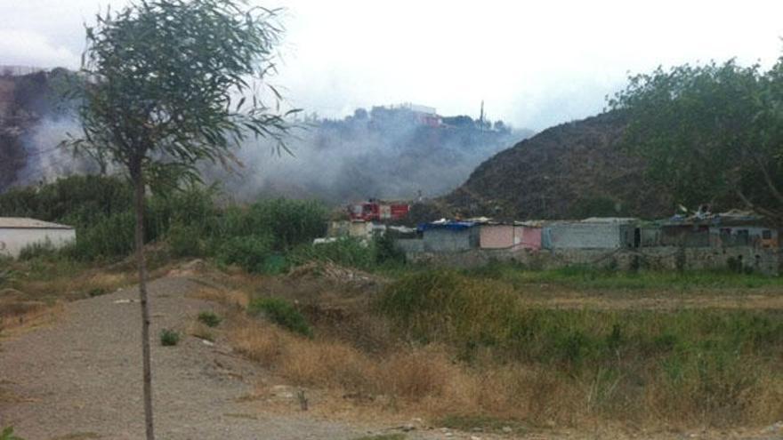 La acción de un pirómano, según ya investigan agentes policiales.