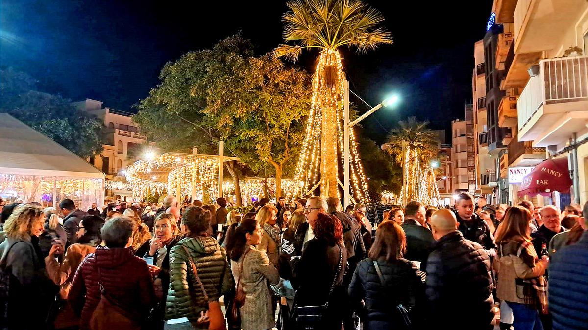 Ambiente en la plaza de la Amera durante uno de los tardeos navideños celebrados en Vinaròs.
