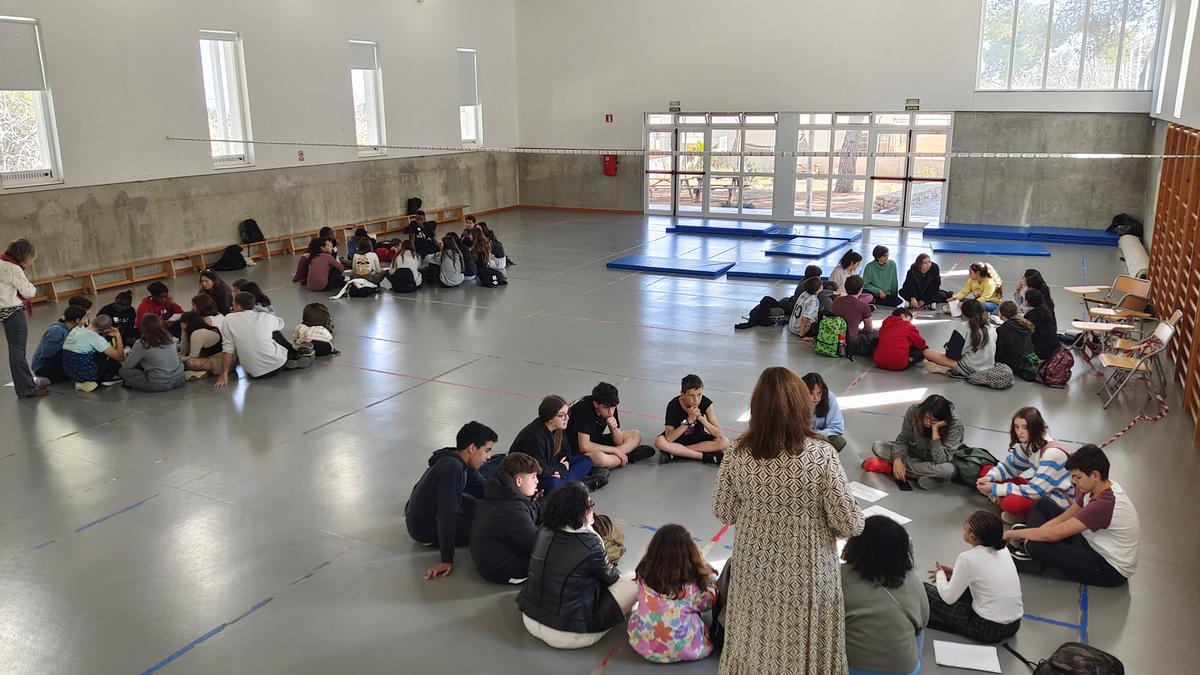 Alumnos trabajando en círculos de convivencia