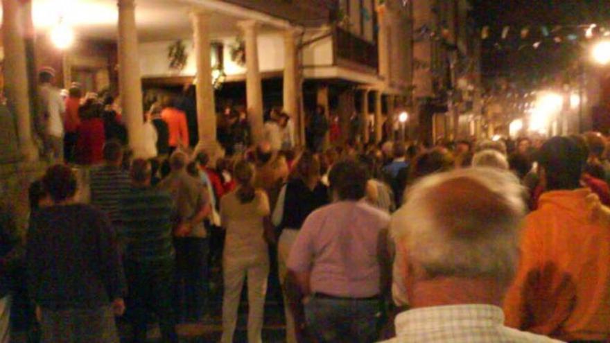 Participantes en la salve marinera en la calle Galiana en una pasada celebración de la festividad de la Virgen del Carmen.