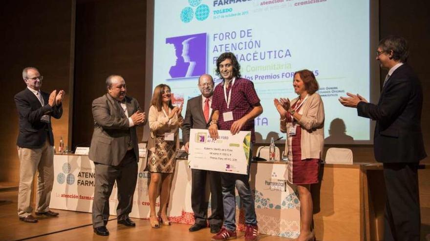 El farmacéutico coruñés Roberto Vilariño recoge uno de los premios.