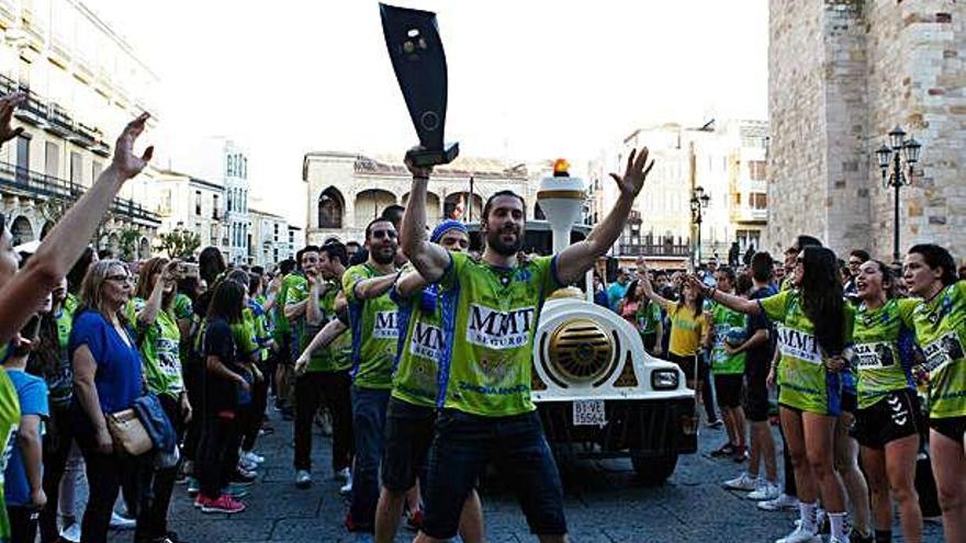 La afición celebra junto a los jugadores del MMT el último ascenso a Liga Asobal en 2017.