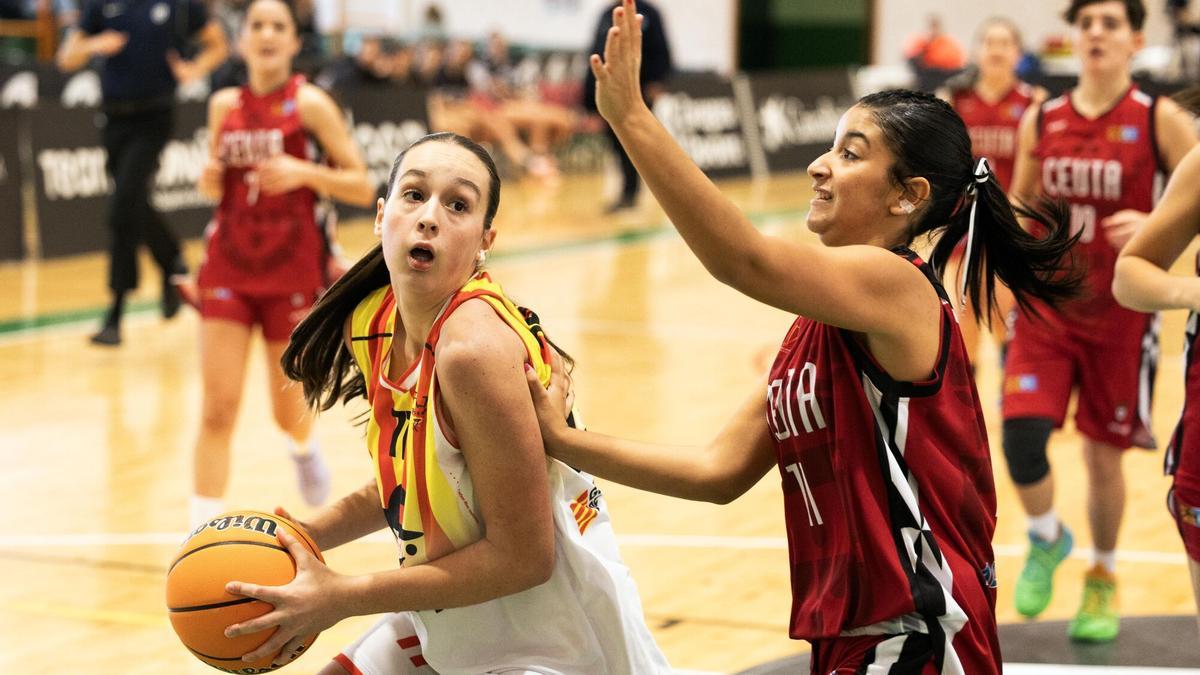 Partido de baloncesto entre las selecciones cadete aragonesa y ceutí en Stadium Casablanca.
