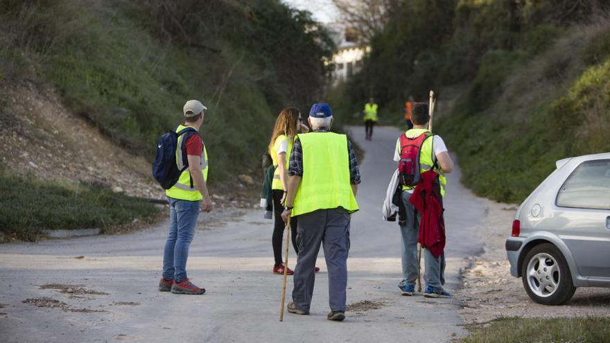 Varios voluntarios durante las labores de búsqueda de Sanfélix, ayer