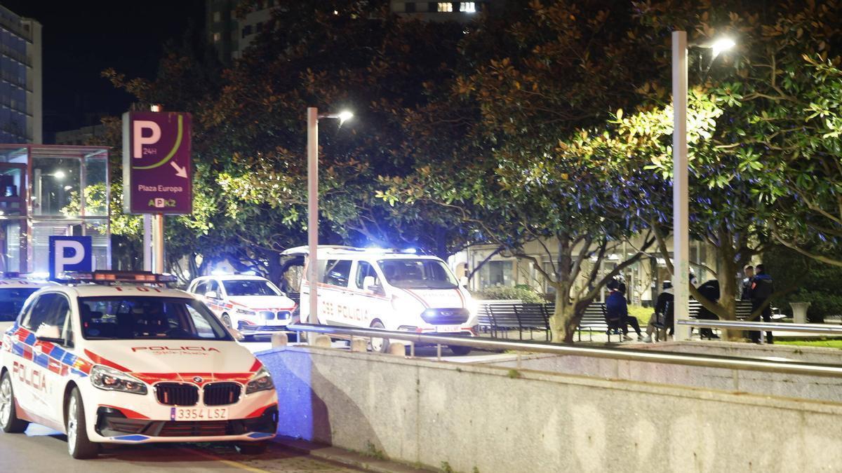 Otra intervención de la Policía Local en la plaza de Europa, hace un año.