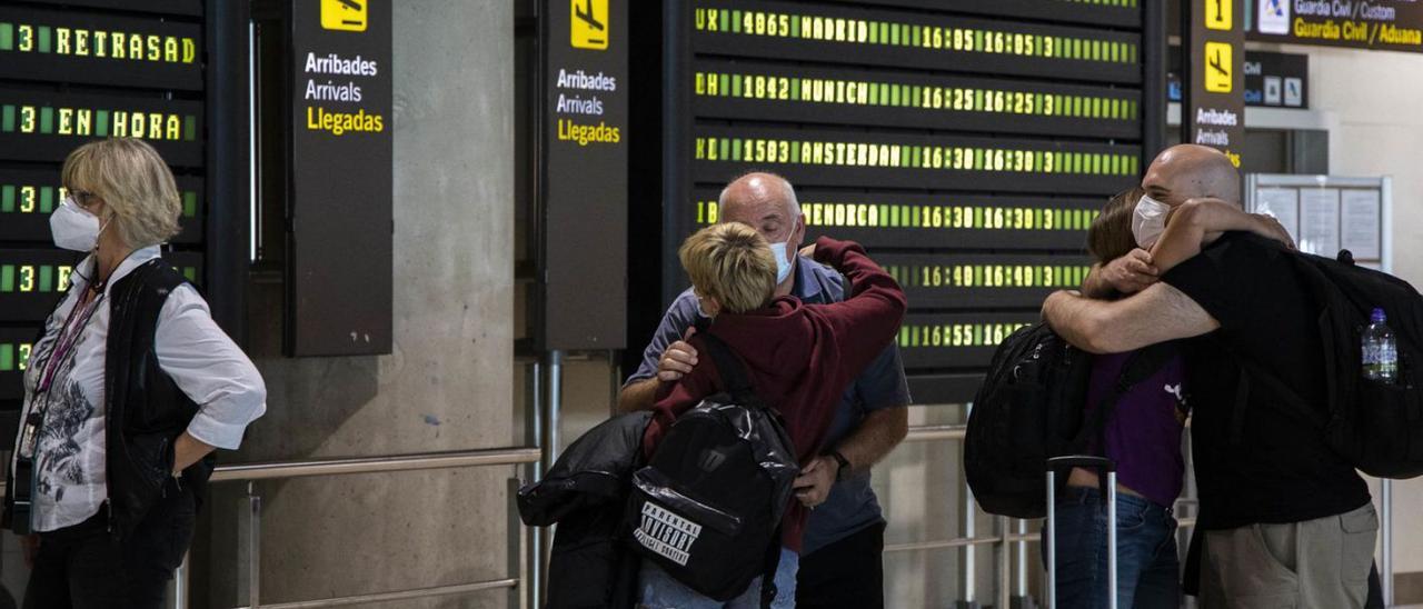 Llegada de viajeros al aeropuerto de Manises en una imagen de archivo. | GERMÁN CABALLERO