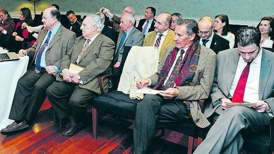 Los asistentes al debate sobre psiquiatría en Asturias, entre ellos Díaz González, sentado en segundo lugar por la derecha.