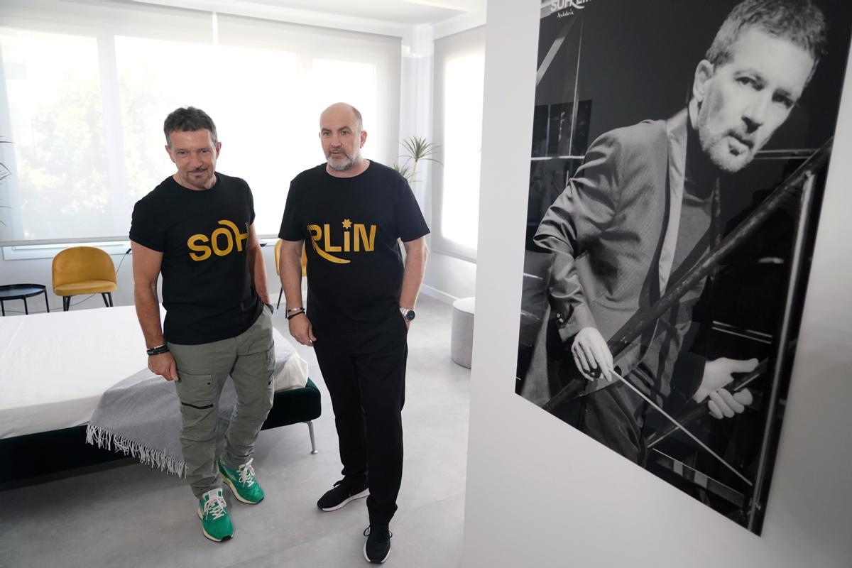 Los socios fundadores del proyecto,  Antonio Banderas (i) y Domingo Sánchez (d) durante la presentación, a 12 de julio de 2024, en Málaga, Andalucía (España). Antonio Banderas y Domingo Sánchez, socios fundadores del proyecto Espacio Sohrlin Andalucía, presentan oficialmente el nuevo espacio. El evento incluirá un recorrido guiado por las instalaciones, destacando las características y objetivos de este innovador proyecto cultural. 12 JULIO 2024 Álex Zea / Europa Press 12/07/2024 / ANTONIO BANDERAS;DOMINGO SÁNCHEZ;Álex Zea;