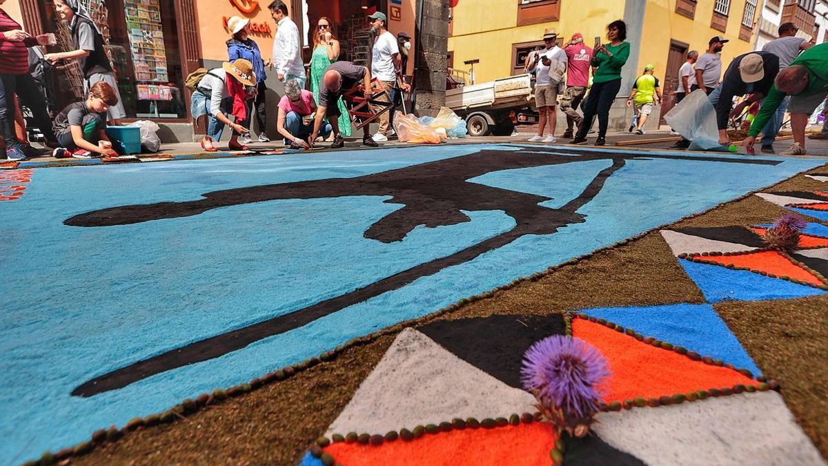 Una alfombra del Corpus de La Laguna del pasado año, durante su elaboración.