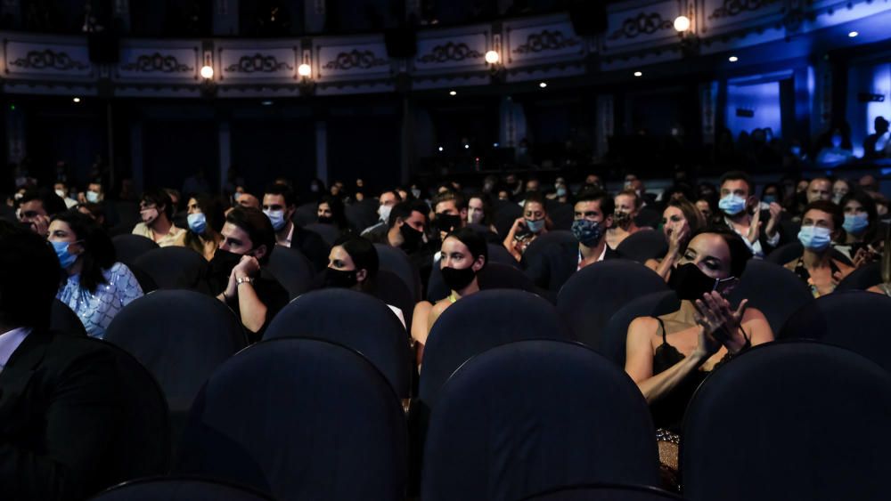 El Teatro Cervantes acogió una gala inaugural marcada por un aforo limitado, mascarillas por doquier y la ausencia de la tradicional y ambientada alfombra roja en sus aledaños.