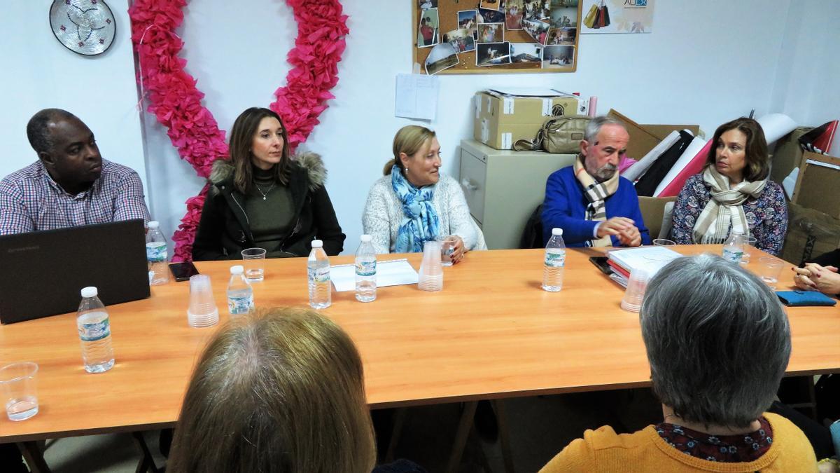 Isabel Rolán y Faustino Bravo durante la reunión con el voluntariado de AOEX Monesterio