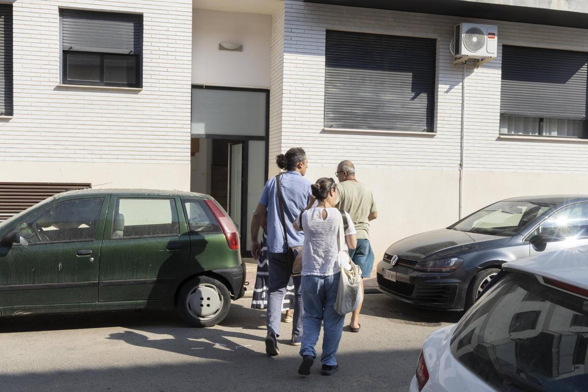La comisión judicial, acompañada por el cerrajero, accediendo al bloque del piso de Juan Ramón, este martes.