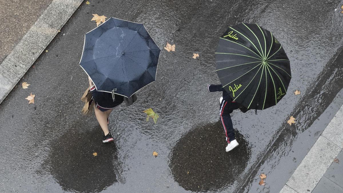 Dos personas con un paraguas.