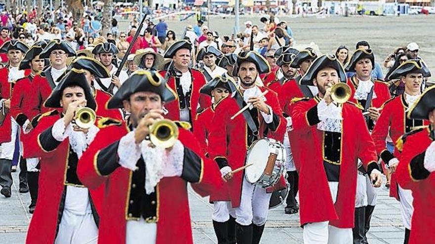 El desfile de la banda de San Miguel por la avenida.