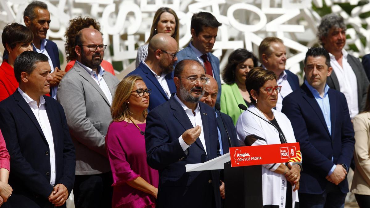 El secretario general del PSOE Aragón, Javier Lambán, flanqueado por Fernando Sabés y Mayte Pérez en la presentación de las listas para el 28M.