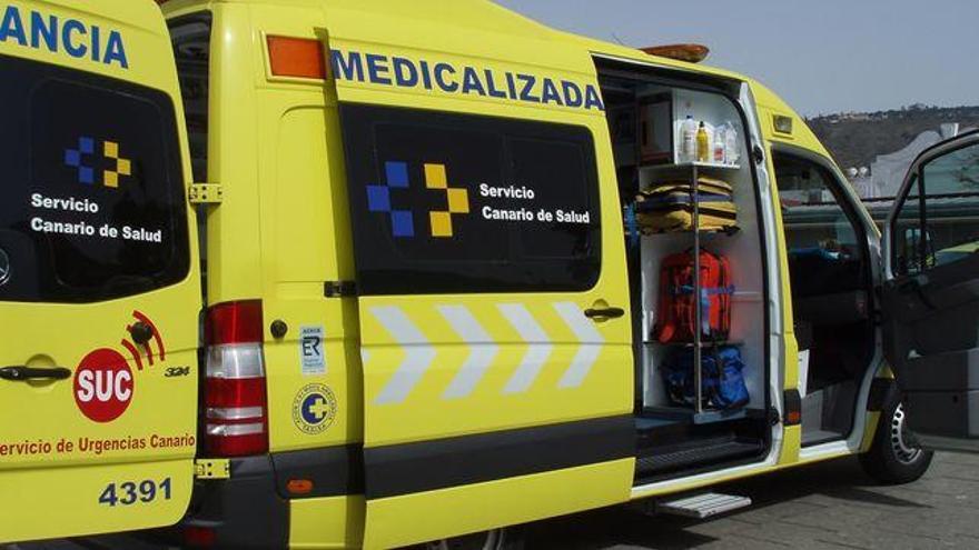 Un motorista grave tras chocar y atravesar el cristal de un coche en la Avenida Marítima