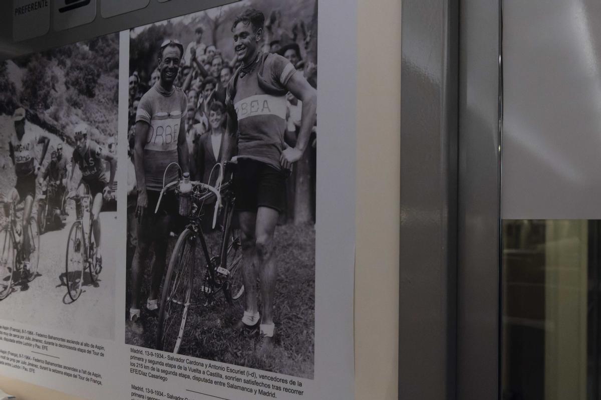 El valenciano Salvador Cardona, entre los ciclistas homenajeados en la exposición fotográfica de Renfe &quot;Etapa reina, objetivo París&quot;.