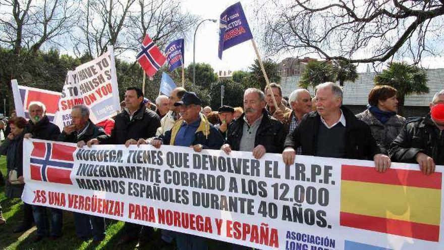 Exmarinos de la asociación &quot;Long Hope&quot; ayer, durante la concentración en Santiago delante de la Xunta. // FdV