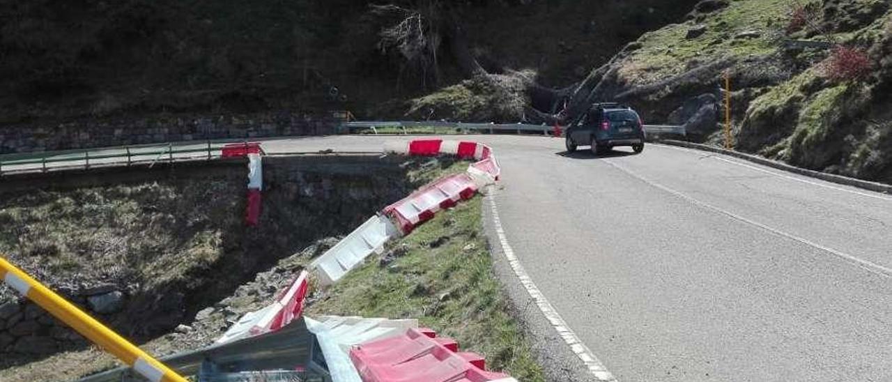 Un coche circula por uno de los tramos más peligrosos del puerto de San Isidro.