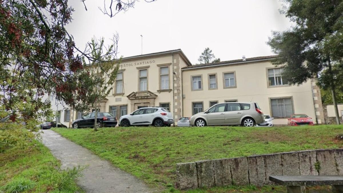 Imaxe do colexio Apóstolo Santiago, na Almáciga