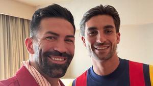 Nando díaz, peluquero de Ferran Torres, posando al lado del futbolista valenciano del F.C. Barcelona.
