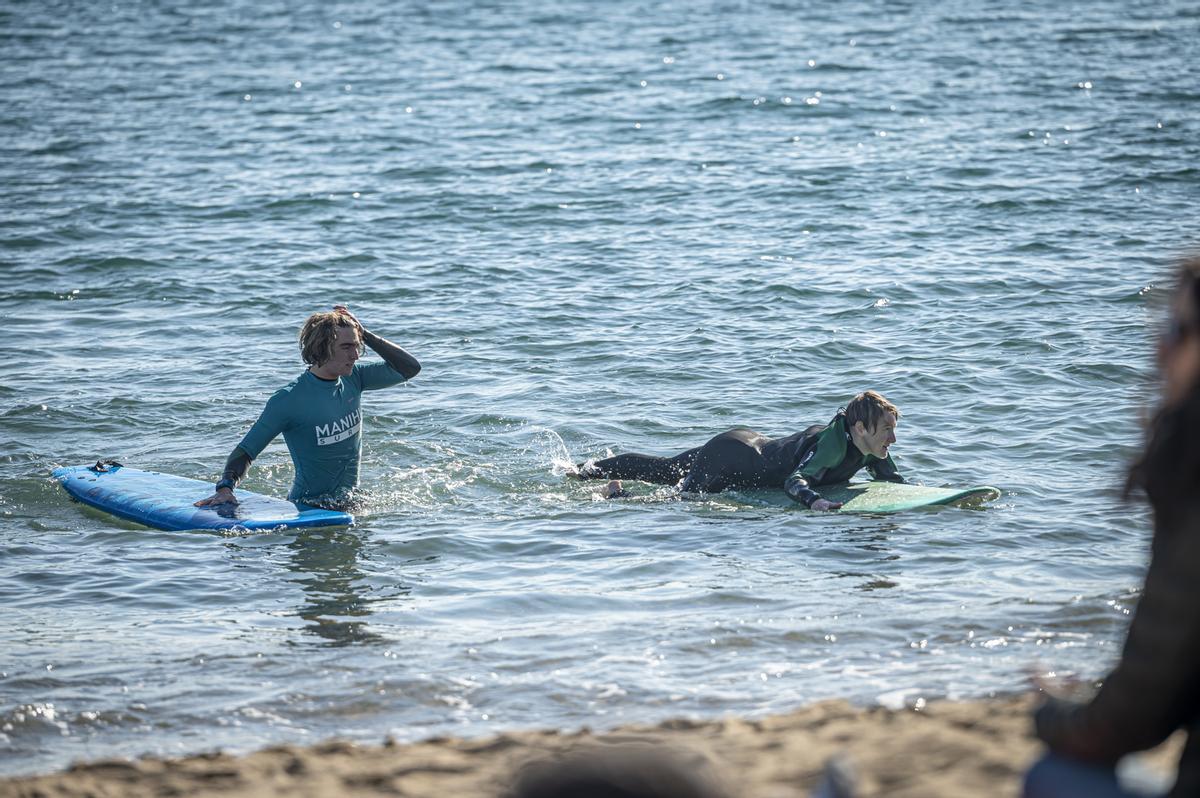 Los barceloneses acuden en masa a las playas de la ciudad para disfrutar del último día primaveral antes de la llegada del frío