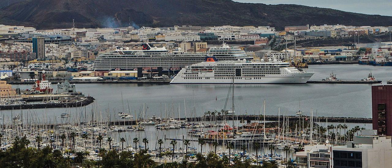 El ‘Europa 2’ y el ‘Mein Schiff 2’, atracados ayer en el muelle Santa Catalina del Puerto de Las Palmas.