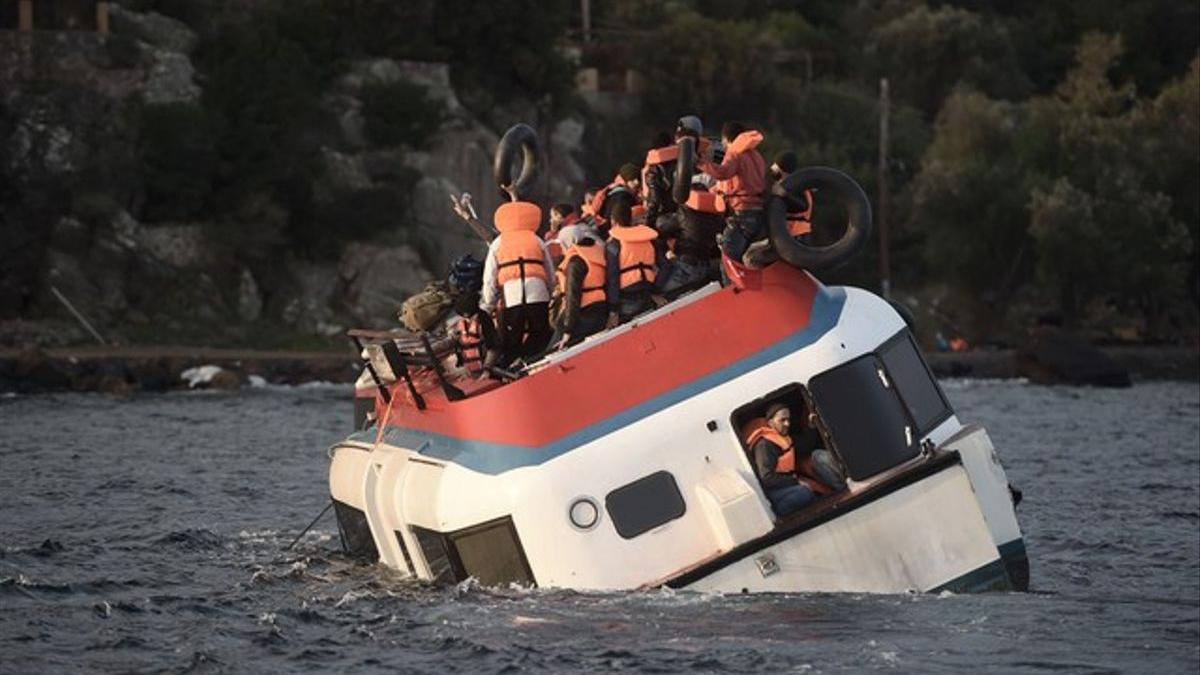 Els immigrants es col·loquen a la part alta de l&#039;embarcació a l&#039;espera de ser rescatats