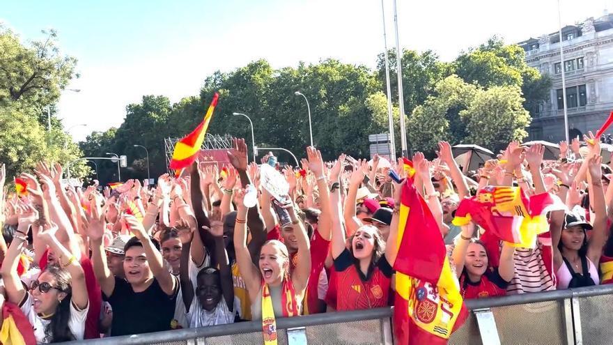 Miles y miles de aficionados esperan a la selección en Cibeles