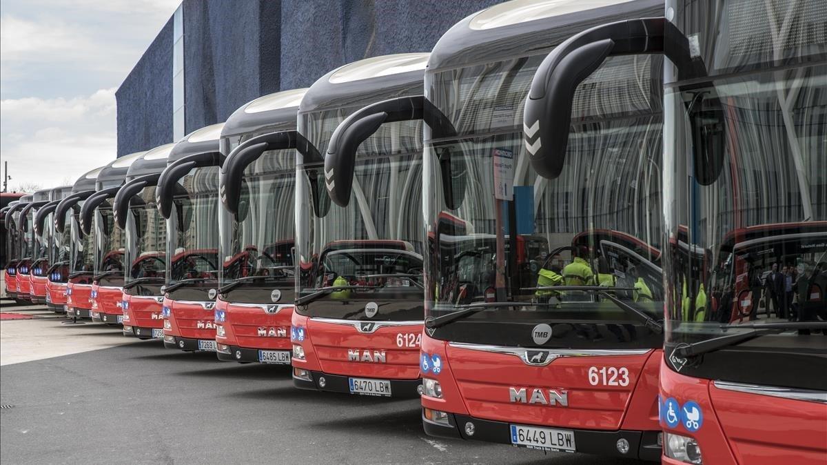 Taxistas y conductores de bus de BCN reciben las primeras mascarillas