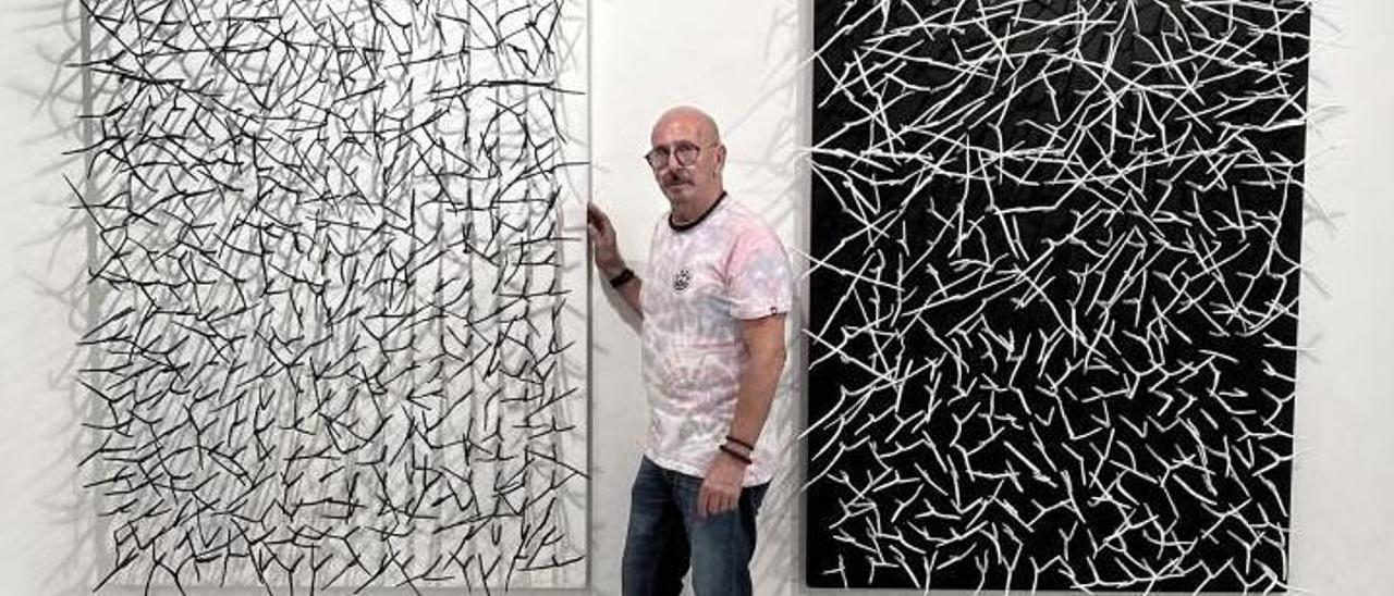 Fernando Carballa en la exposición que presenta este mes en Madrid. | // FDV