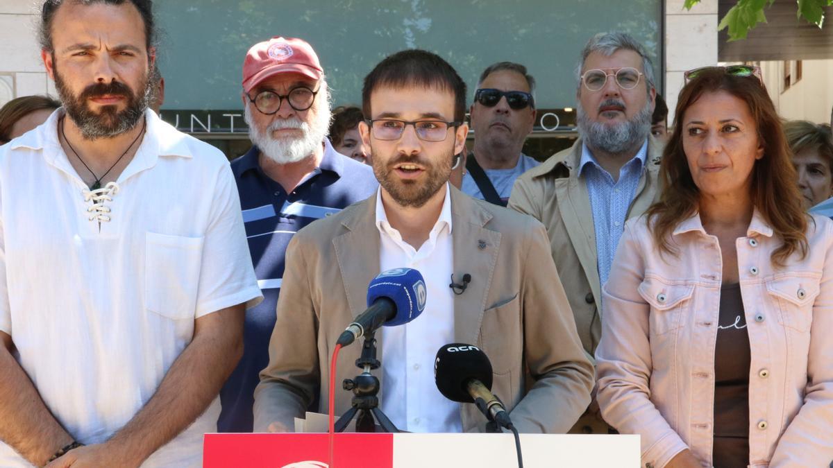 Joan Plana, en primer terme,  en una roda de premsa.