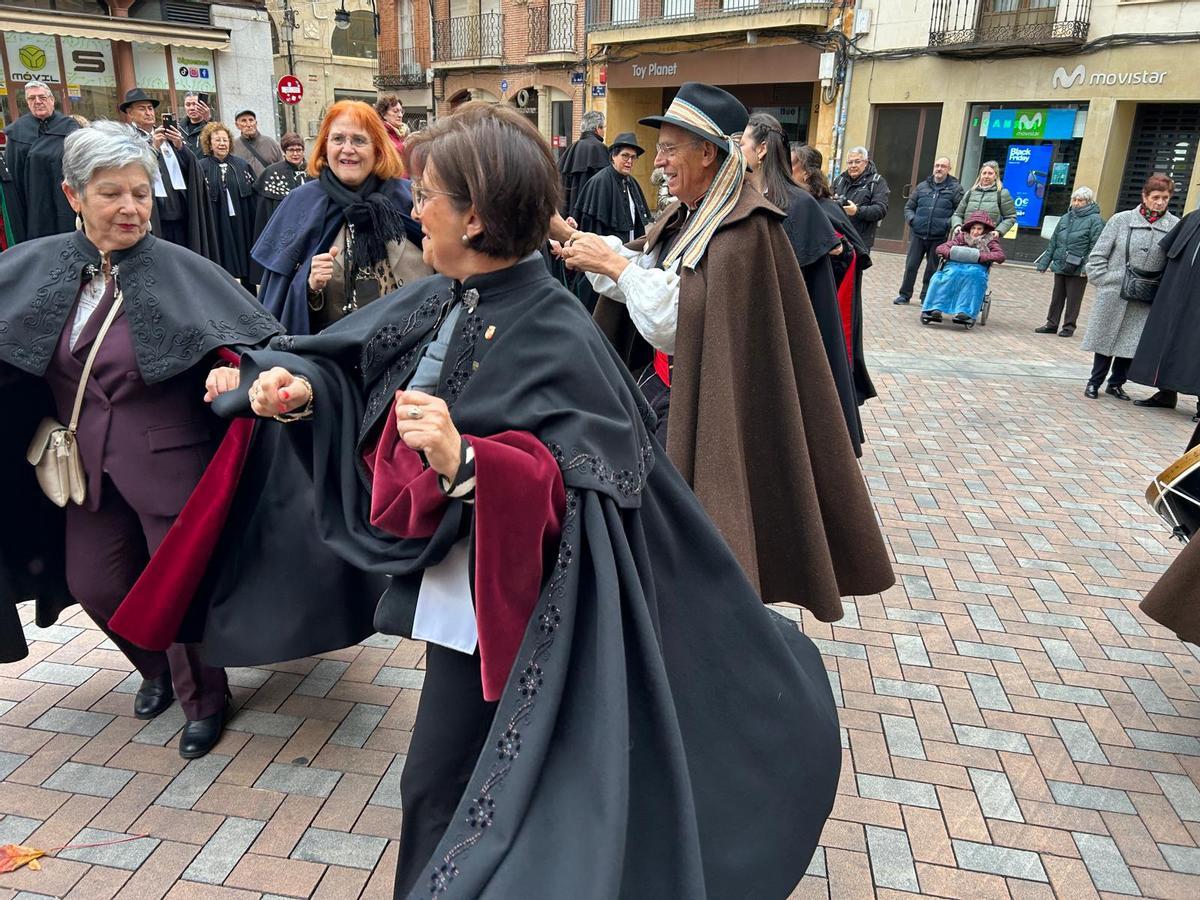 Fiesta de Amigos de la Capa en la plaza de Santa María.