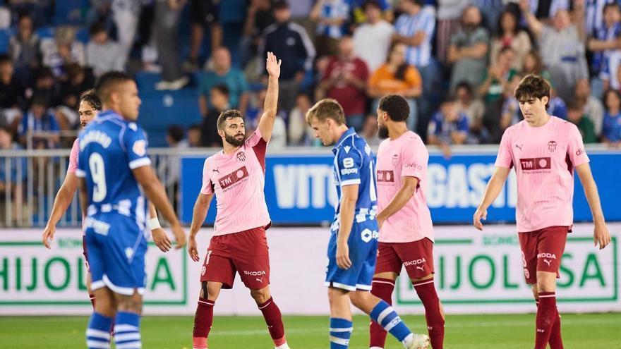 El Valencia resucita sin Corberán y toma aire en Vitoria