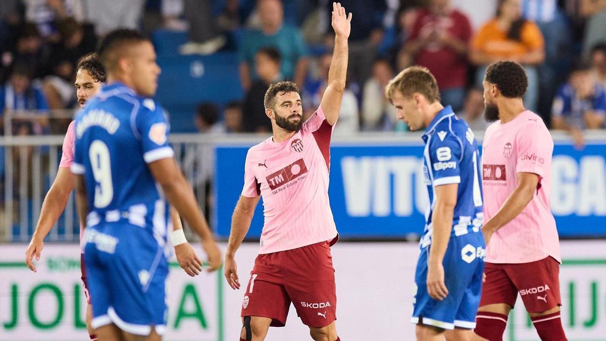El Valencia resucita sin Corberán y toma aire en Vitoria