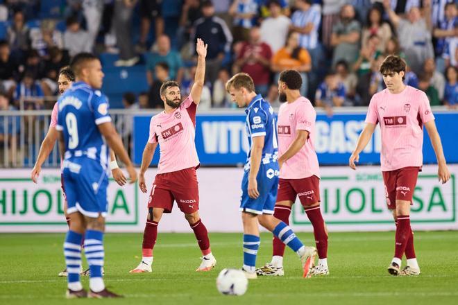 El Valencia resucita sin Corberán y toma aire en Vitoria